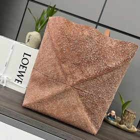 Новая модель Loewe — большая сумка Puz