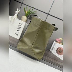 Сумка Loewe Fold Shopper из телячьей к