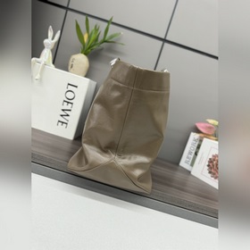 Сумка Loewe Fold Shopper из телячьей к