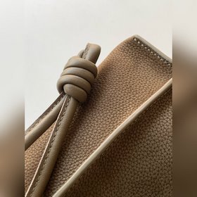 Новая коллекция «Сюрприз» — клатч сред