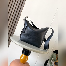 Новая модель сумки Loop Hobo из мягкой