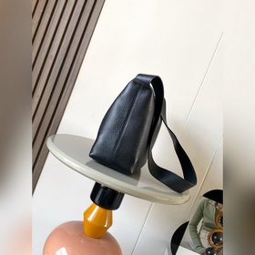 Новая модель сумки Loop Hobo из мягкой