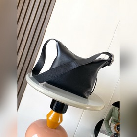 Новая модель сумки Loop Hobo из мягкой