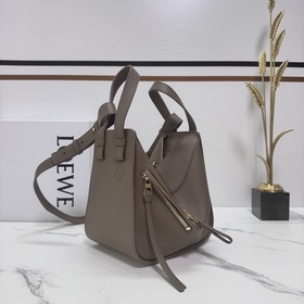 Loewe  Мягкая зернистая телячья кожа