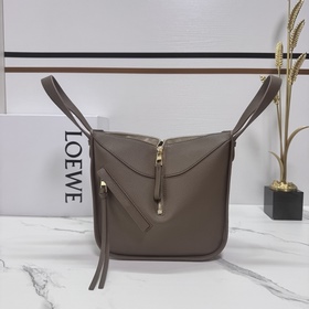 Loewe  Мягкая зернистая телячья кожа