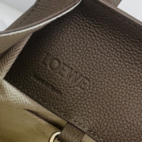 Loewe  Мягкая зернистая телячья кожа