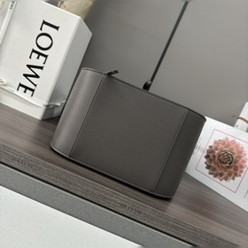 Loewe   Мягкая зернистая телячья кож