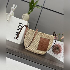 Loewe Slit Pochette — это компактная с
