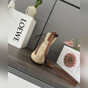Loewe Slit Pochette — это компактная с