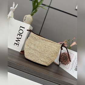 Loewe Slit Pochette — это компактная с