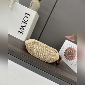 Loewe Slit Pochette — это компактная с