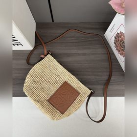 Loewe Slit Pochette — это компактная с