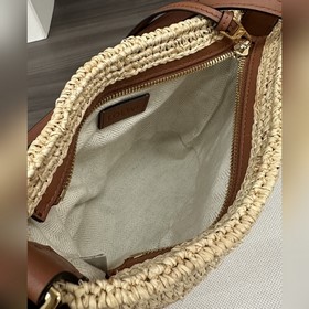 Loewe Slit Pochette — это компактная с