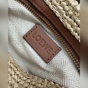 Loewe Slit Pochette — это компактная с