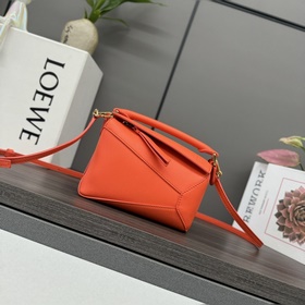 Loewe  Новая версия мини-сумки Puzzle
