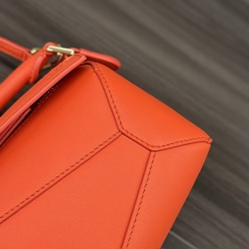 Loewe  Новая версия мини-сумки Puzzle