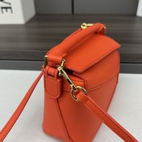 Loewe  Новая версия мини-сумки Puzzle