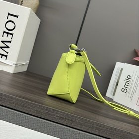Loewe  Новая коллекция： мини-сумка Pu