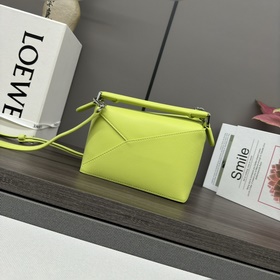 Loewe  Новая коллекция： мини-сумка Pu