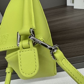 Loewe  Новая коллекция： мини-сумка Pu