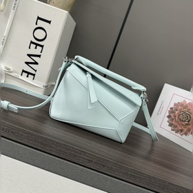 Loewe  Новая версия мини-сумки Puzzle