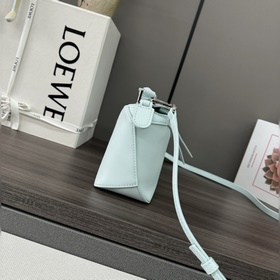 Loewe  Новая версия мини-сумки Puzzle