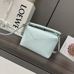 Loewe  Новая версия мини-сумки Puzzle