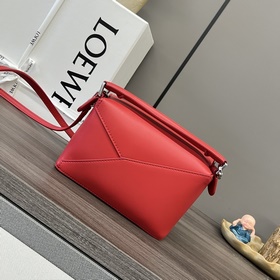 Loewe Мини-сумка Puzzle Edge из атла