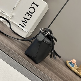 Loewe Мини-сумка Puzzle Edge из атла