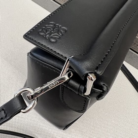 Loewe Мини-сумка Puzzle Edge из атла