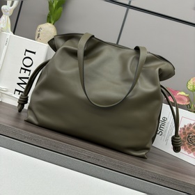 Новая модель Loewe — большая сумка Fla