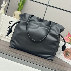 Новая модель Loewe — большая сумка Fla