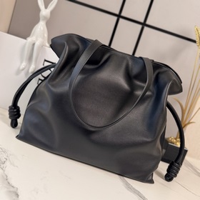 Новая цветовая гамма Loewe： сумка Flam