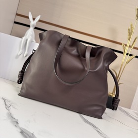 Новая модель Loewe — большая сумка Fla