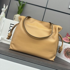 Новая модель Loewe — большая сумка Fla