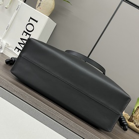 Loewe  Клач «Flamenco» из кожи наппа 