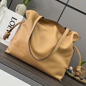 Loewe  Клач «Flamenco» из кожи наппа
