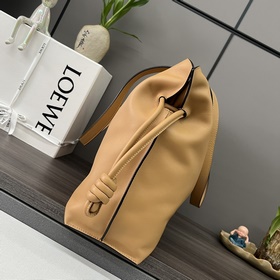 Loewe  Клач «Flamenco» из кожи наппа 
