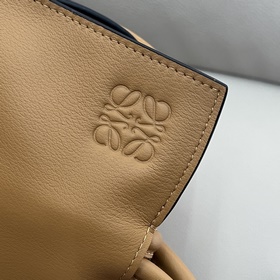 Loewe  Клач «Flamenco» из кожи наппа 