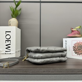 Сумка Loewe Puffer Goya из блестящей к