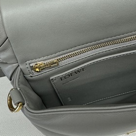 Сумка Loewe Puffer Goya из блестящей к