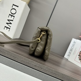 Сумка Loewe Puffer Goya из блестящей к