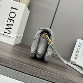 Сумка Loewe Puffer Goya из блестящей к