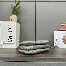 Сумка Loewe Puffer Goya из блестящей к