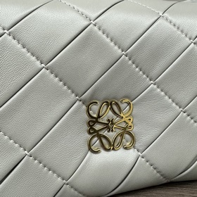 Сумка Loewe Puffer Goya из блестящей к