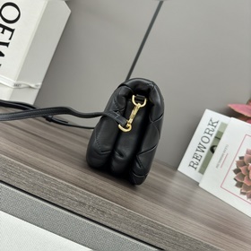 Сумка Loewe Puffer Goya из блестящей к