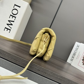 Сумка Loewe Puffer Goya из блестящей к