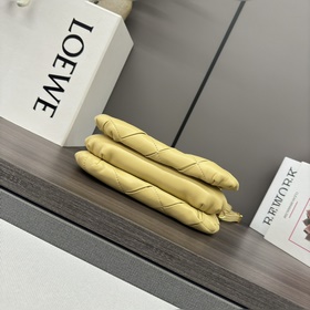 Сумка Loewe Puffer Goya из блестящей к
