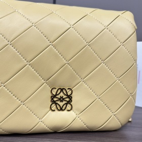 Сумка Loewe Puffer Goya из блестящей к