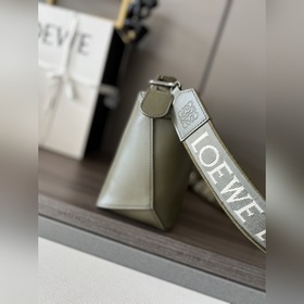Сумка Loewe Puzzle Edge из атласной т